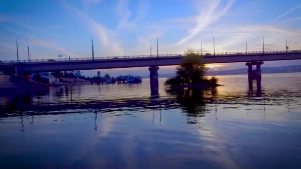 Barco flota bajo el puente — Vídeo de stock