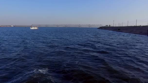 De boot drijft op de rivier — Stockvideo