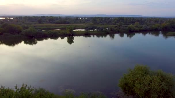 A folyó a naplemente tükörszerű felülettel — Stock videók