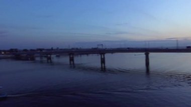 Renk gemi dışarı köprünün altından yüzerek