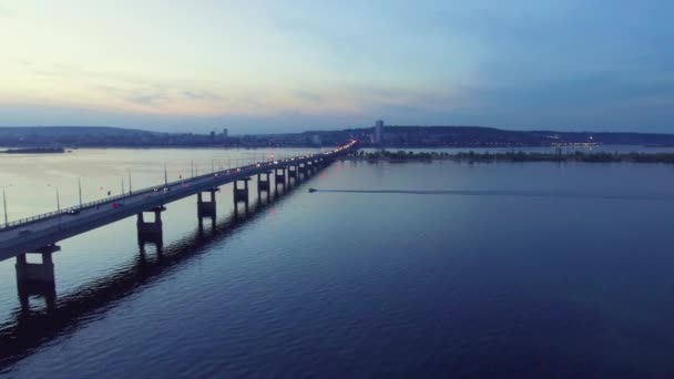 Voitures avec phares sur le pont — Video