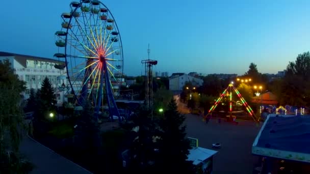 Parque de atracciones al atardecer — Vídeo de stock