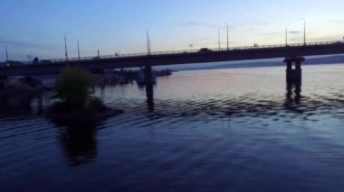 Arabalar köprüde gece karanlığında binmek.