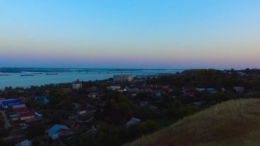 Nehir banka beş katlı ev