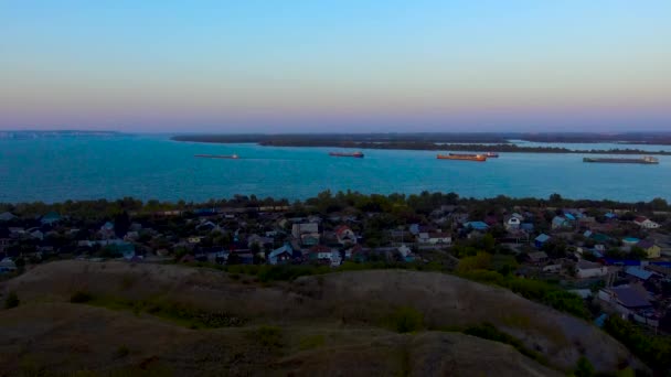 Trenes y barcos en el horizonte — Vídeo de stock