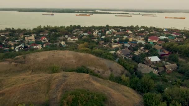 Flygande över kustnära hus — Stockvideo