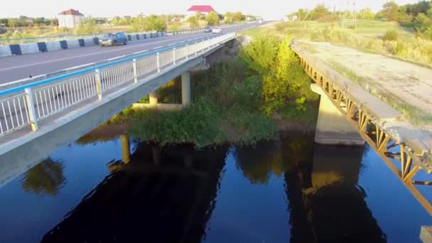 Die Kamera fliegt unter der Brücke hervor — Stockvideo