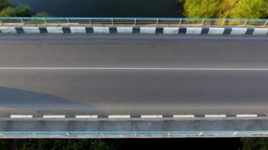 Yol köprünün diğer tarafında yükselişi