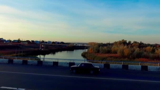 川に架かる橋を上昇します。 — ストック動画