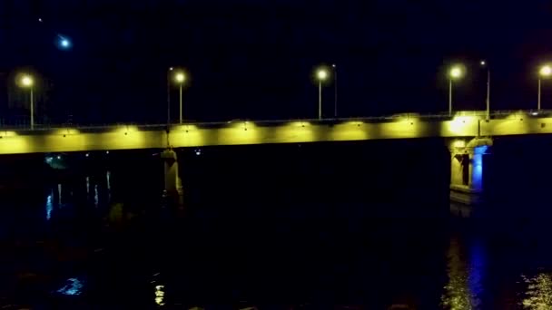 Puente de carretera en luces amarillas — Vídeos de Stock