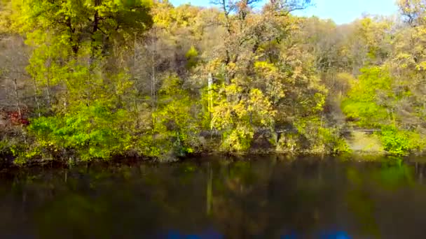 Lago entre las colinas — Vídeo de stock