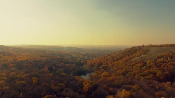 秋天森林中的湖 — 图库视频影像