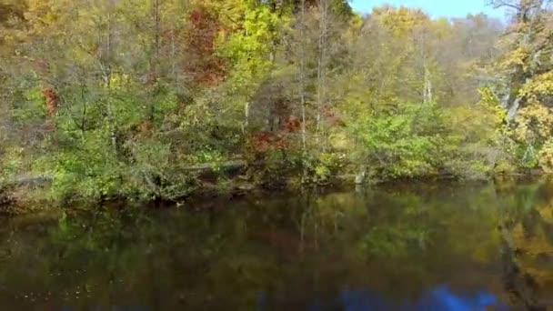 Colinas de otoño detrás del lago — Vídeo de stock