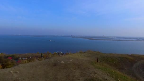 Barge lebegő, a folyó közepén — Stock videók