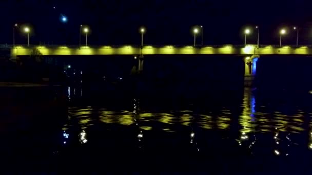 Fliegen entlang der Nachtbrücke — Stockvideo