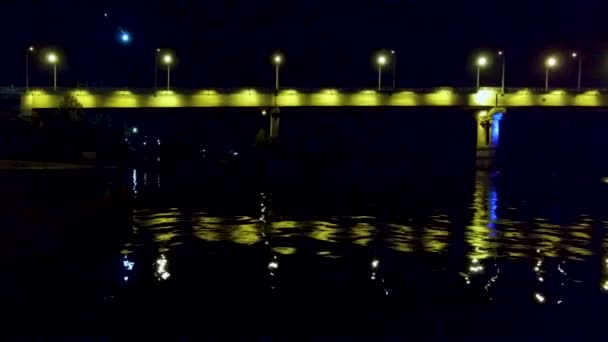 Volare lungo il ponte notturno — Video Stock