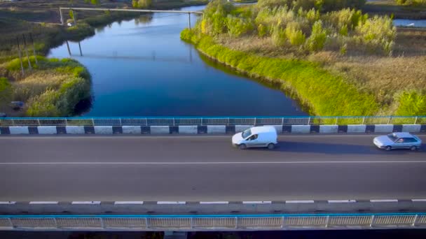 Voitures se déplaçant sur la rivière — Video