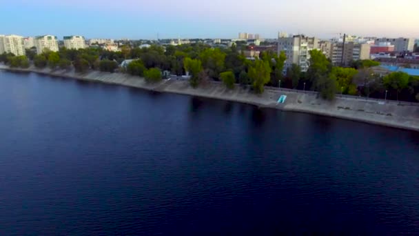 Parque de la Ciudad en la orilla — Vídeos de Stock