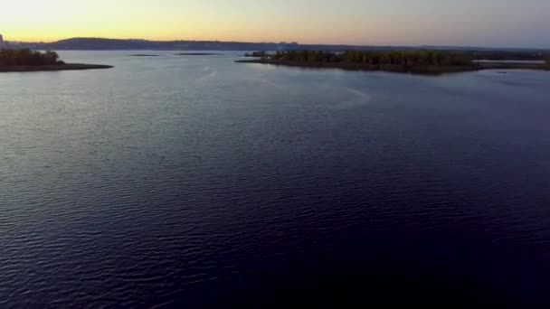Über die Oberfläche des Flusses fliegen — Stockvideo