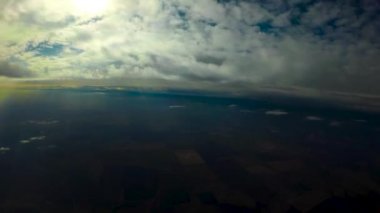 Bulutların üzerinde sarı ufuk