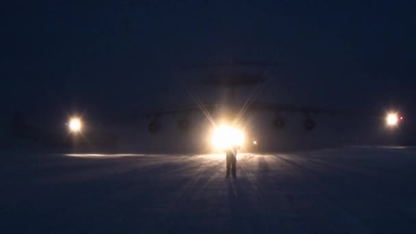 Muž potká letadlo v noci — Stock video