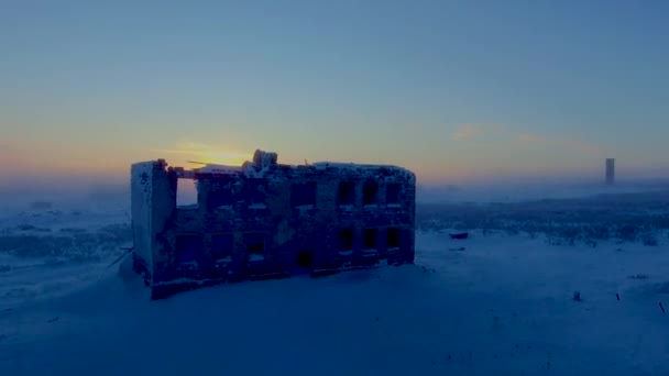 Maison isolée brisée dans la neige — Video