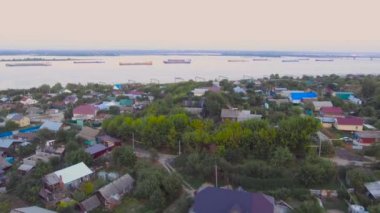 Köy, tren, nehir gemileri