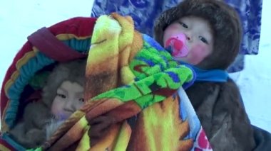 Ren geyiği çobanları derileri içinde çocukları