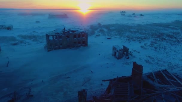 Розбитий будинок на снігу — стокове відео
