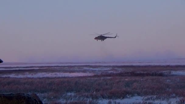 Ελικόπτερο που απογειώνεται ενάντια στο φεγγάρι — Αρχείο Βίντεο