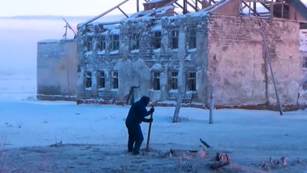 Mann Gräbt Mit Stock Schnee — Stockvideo