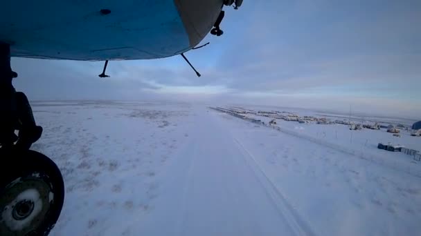 El helicóptero se encuentra en una carretera nevada — Vídeos de Stock