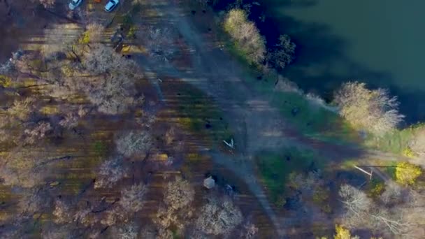 Survoler le lac et les voitures 