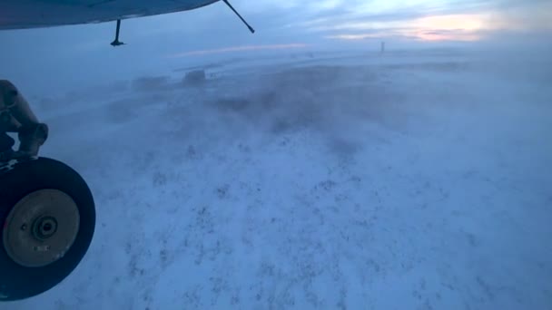 L'hélicoptère atterrit dans la neige — Video