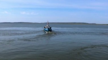 Mühür gemi eşlik eder.