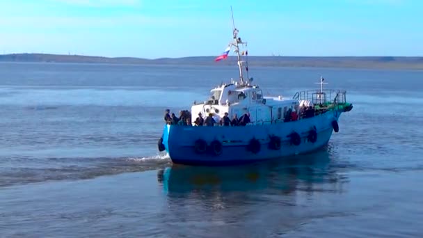 Un pequeño barco navega en el mar — Vídeos de Stock