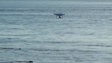 Denizin üzerinde uçan Quadcopter