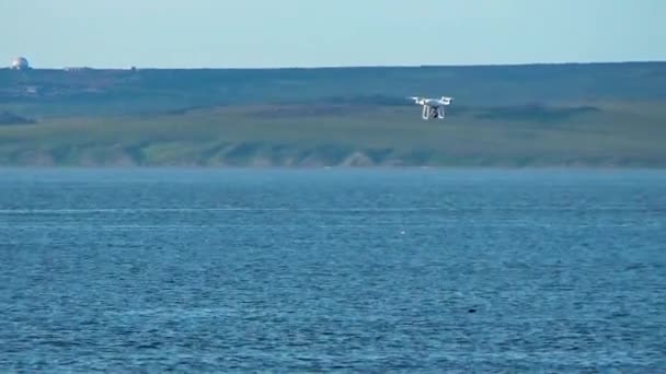 Quadcopter på shore bakgrund — Stockvideo