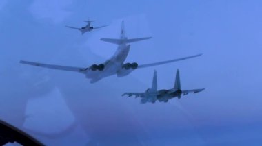 İki bombardıman uçakları ve bir savaşçı