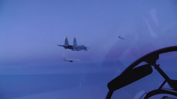 Два бомбардировщика и истребитель в свою очередь — стоковое видео
