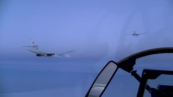 Uçuş iki bombardıman uçakları — Stok video
