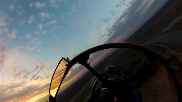 Zwei Kampfflugzeuge zerstreuen sich am Himmel — Stockvideo