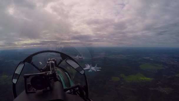 Der Kämpfer ist mit dem Paar verbunden — Stockvideo