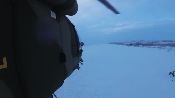 Helicóptero decola na tundra — Vídeo de Stock