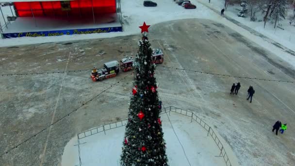 Vláček u vánočního stromu — Stock video