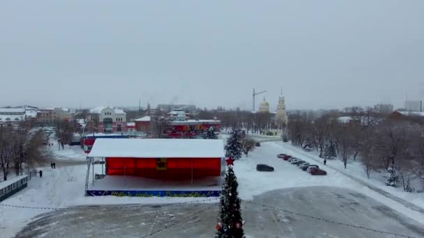 Weihnachtsbaum auf dem Platz — Stockvideo