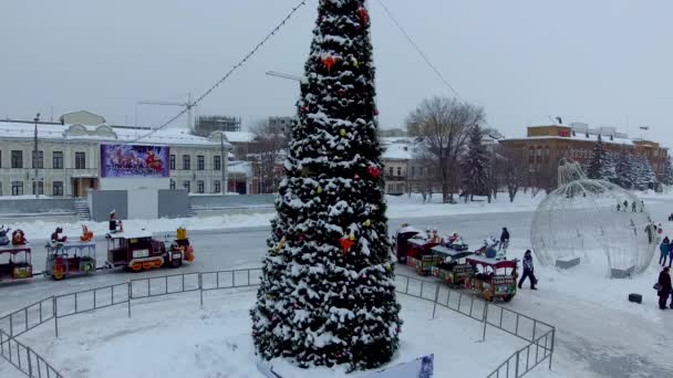 围着圣诞树 — 图库视频影像