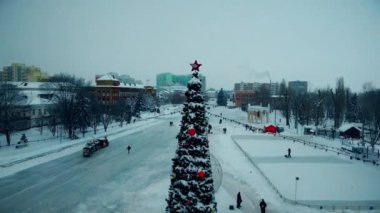 Noel ağacı yakınındaki dört kiralama