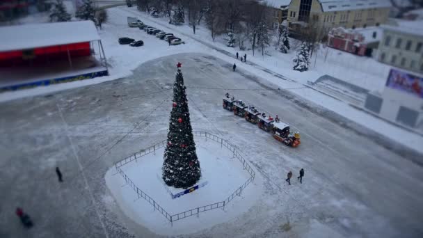 Χριστουγεννιάτικο δέντρο στο κέντρο της πλατείας — Αρχείο Βίντεο