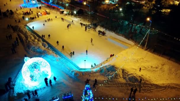 Eisbahn, Weihnachtsbaum und Zug — Stockvideo